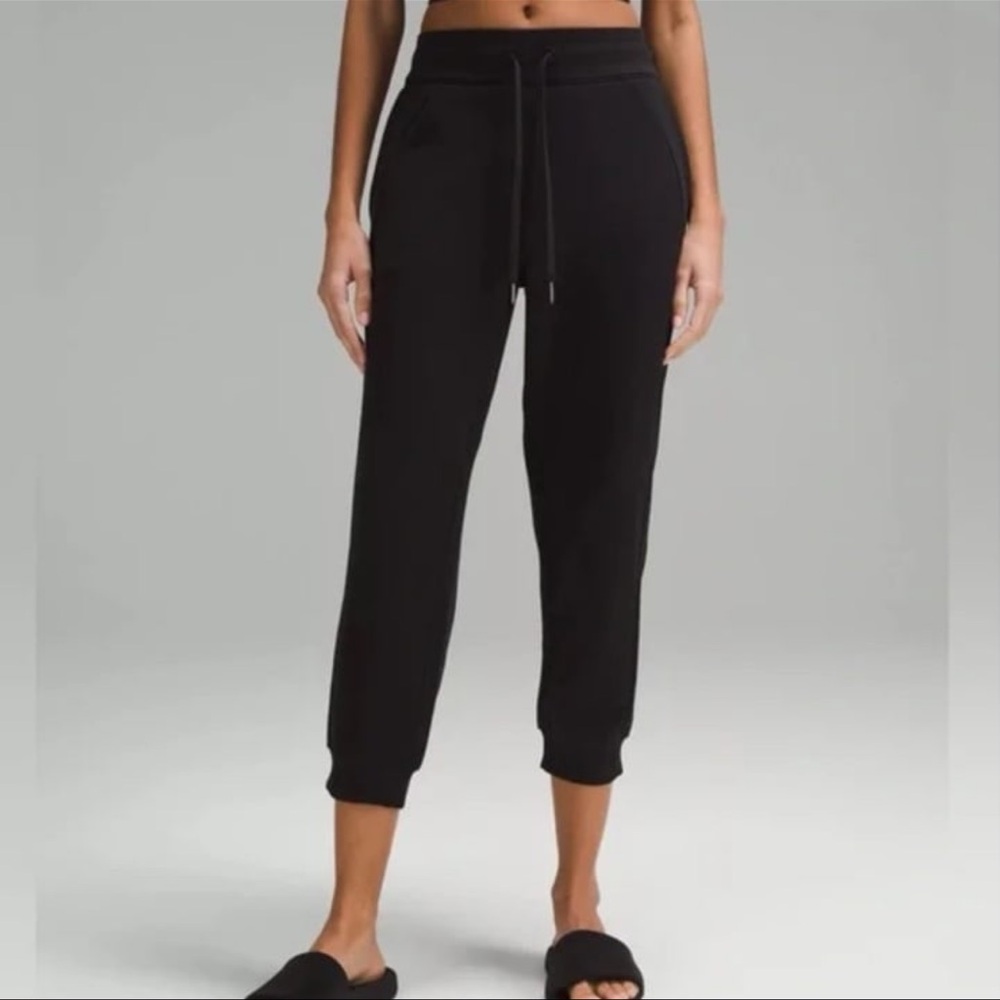 Lululemon Cropped Jogger Pants. Black size 4
